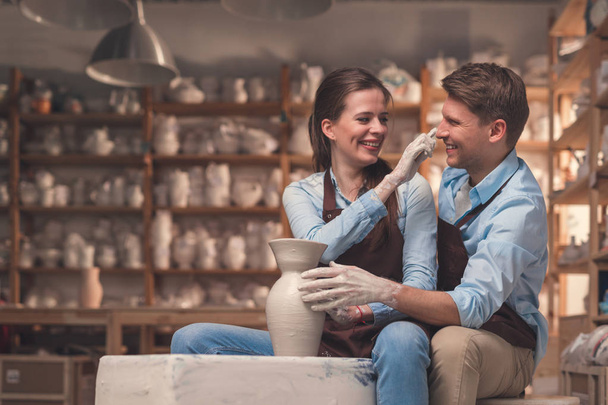 Jeune couple en poterie
 - Photo, image