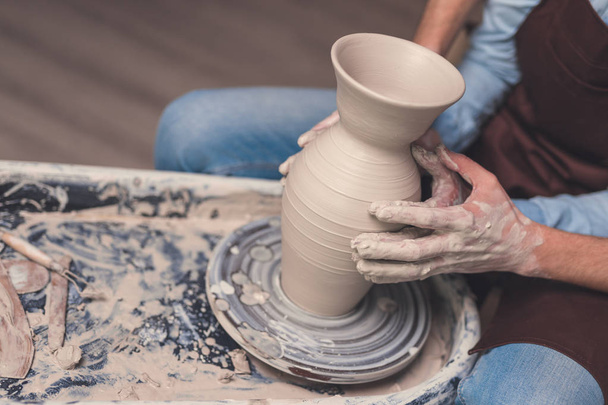 Jovem casal em cerâmica
 - Foto, Imagem