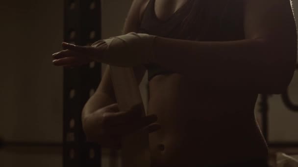 Mujer preparándose para un entrenamiento de boxeo
 - Metraje, vídeo