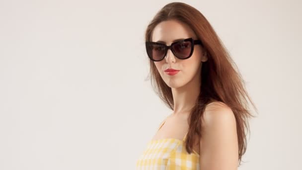 γυναίκα φοράει το καλοκαίρι ματιά στο studio με ανατίναξη μαλλιά - Πλάνα, βίντεο