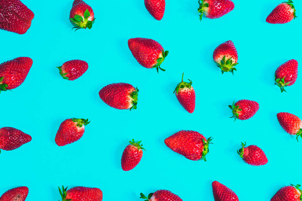 Ripe strawberry, red fruit pattern, seamless natural texture with fruits on blue background - Foto, Imagen