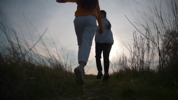 Дві жінки друзі тікають від камери на заході сонця
 - Кадри, відео