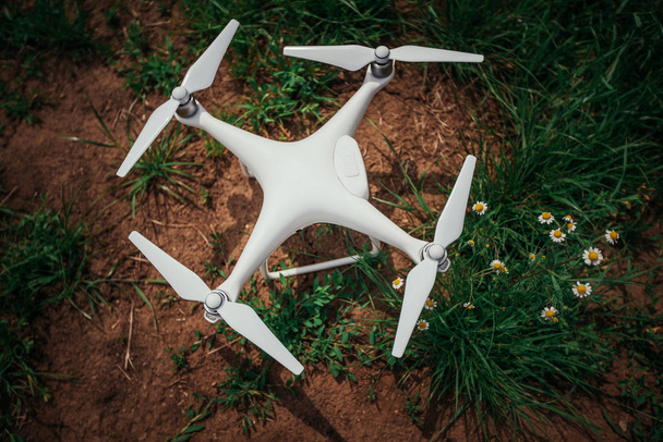 Drone quadcopter w polu gotowy do lotu - Zdjęcie, obraz