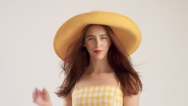Zomer blik vrouw Model In gele Top op witte achtergrond - Video