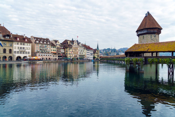 Kapel houten brug (Xiv c.) en watertoren, Luzern, Switzerl - Foto, afbeelding