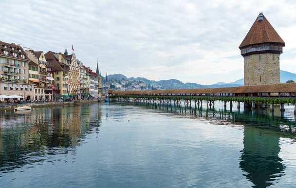 Kapel houten brug (Xiv c.) en watertoren, Luzern, Switzerl - Foto, afbeelding