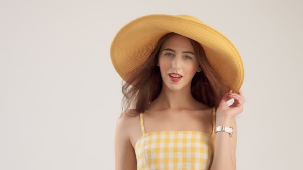 Yaz bak kadın Model beyaz zemin üzerine sarı top - Video, Çekim