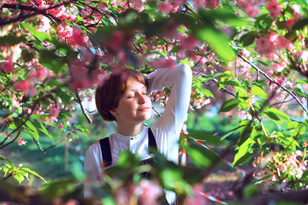 girl posing in sakura - Zdjęcie, obraz