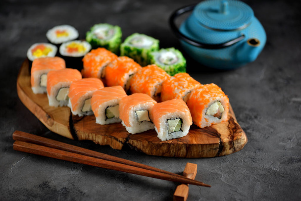 Heerlijke sushi met zalm, zachte kaas en tobiko kaviaar. Japans eten. - Foto, afbeelding