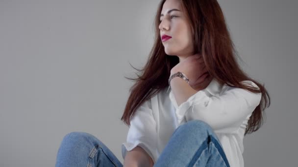 γυναίκα στην βιομηχανική studio φοράει τζιν και λευκό πουκάμισο - Πλάνα, βίντεο