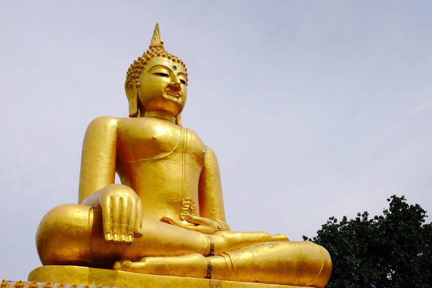 Golden Buddha Three Pagodas,Burmese art Thai style mixed Thai art. The border of Thailand, Myanmar, Sangklaburi, Kanchanaburi, Thailand. Golden Buddha Three Pagodas, religious symbols based on the Burmese War. - Foto, Imagem