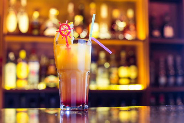 Fresh orange cocktail on the bar. Alcoholic beverage (close) - Фото, изображение