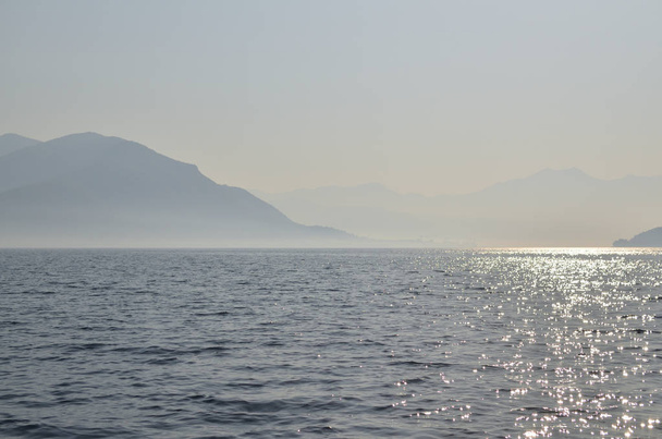 Θάλασσα, γη και το ηλιακό φως - Φωτογραφία, εικόνα