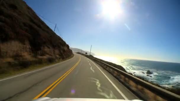 Timelapse punkt widzenia jazdy autostrady wybrzeża Pacyfiku - Materiał filmowy, wideo