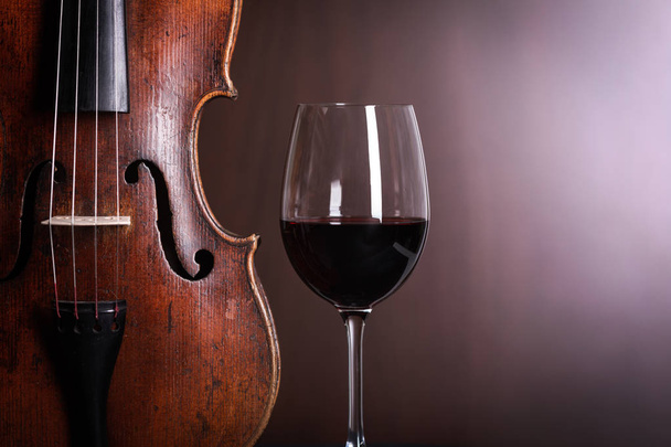 Violin waist detail with glass of wine - Φωτογραφία, εικόνα