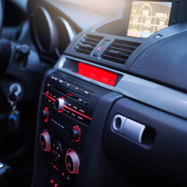 Botón de aire acondicionado dentro de un coche. Unidad de climatización AC en el coche nuevo. Detalles interiores del coche moderno
. - Foto, Imagen