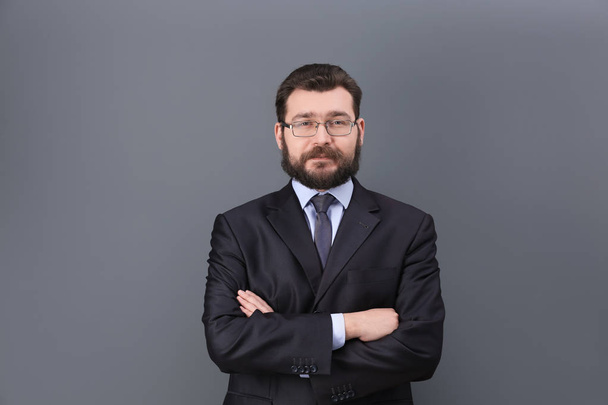 Portrait of confident mature man in elegant suit on color background - Foto, Imagem