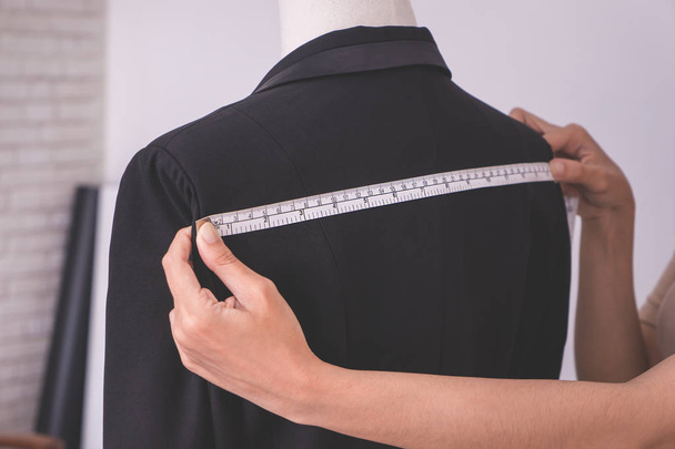 Asiático estilista designer de moda em jaqueta de medição
 - Foto, Imagem