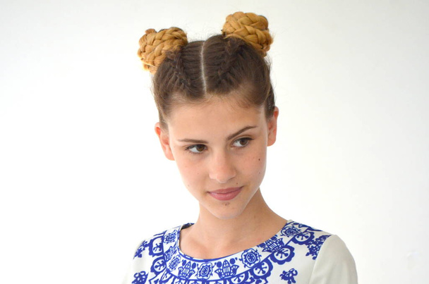 Tyttö letti Ranskan ja rypäleterttuja, kampauksen Ombre Hiusten väri Brunetet
  - Valokuva, kuva