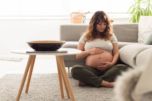 Έγκυος γυναίκα αγγίζει την κοιλιά της - Φωτογραφία, εικόνα