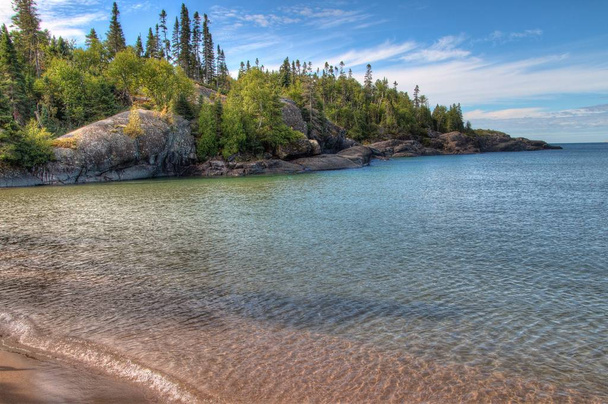 Національний парк Пукасква розташований на березі озера Верхнє в Північній, Канада - Фото, зображення