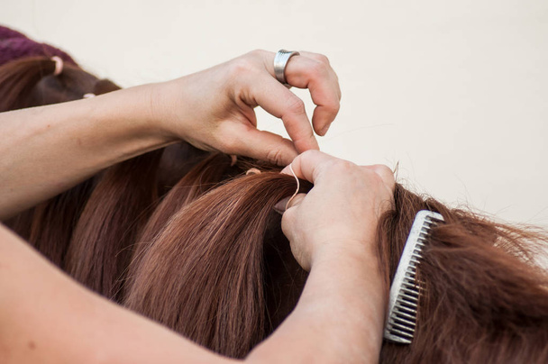 Женщина брейд деталь с волосами манекена лошади
 - Фото, изображение