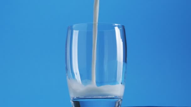 Pouring milk into a glass - Materiał filmowy, wideo
