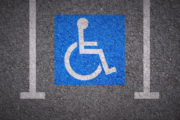 Vammaisten pysäköintialue asfaltilla
 - Valokuva, kuva