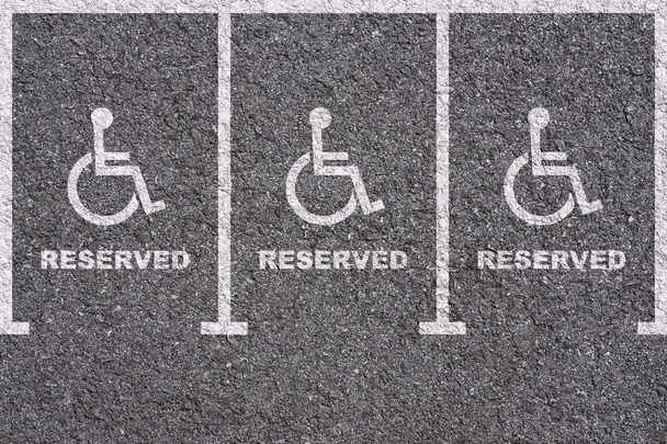 障害者駐車場のアスファルトの上 - 写真・画像