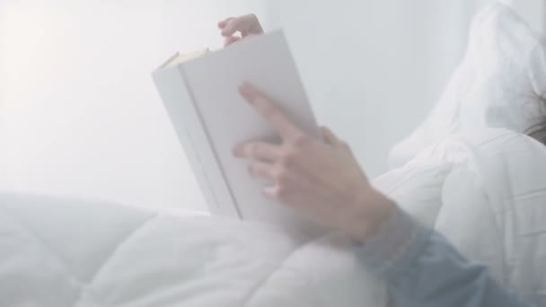 Γυναίκα ανάγνωση στο κρεβάτι - Πλάνα, βίντεο