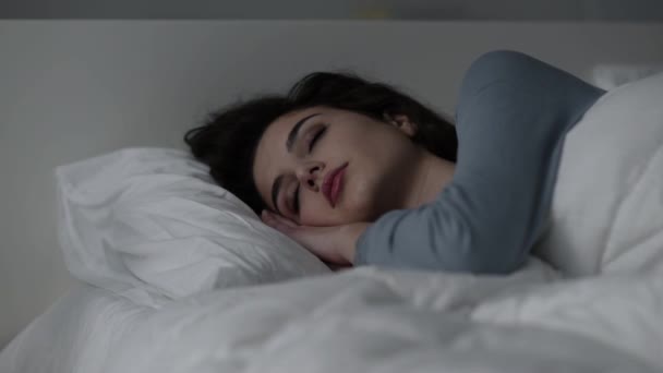Woman waking up in her bed - Video, Çekim