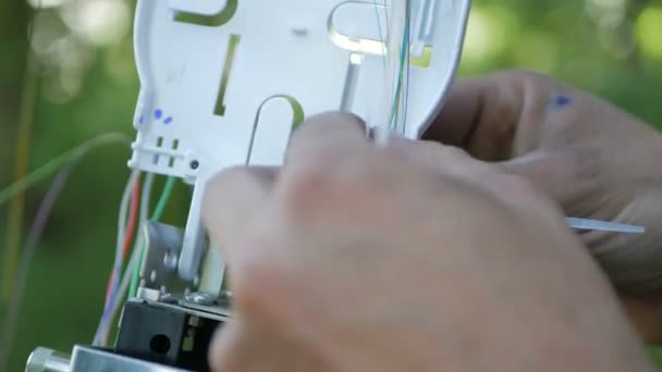 Techniker installieren Glasfaser mit Kabelbindern. - Filmmaterial, Video