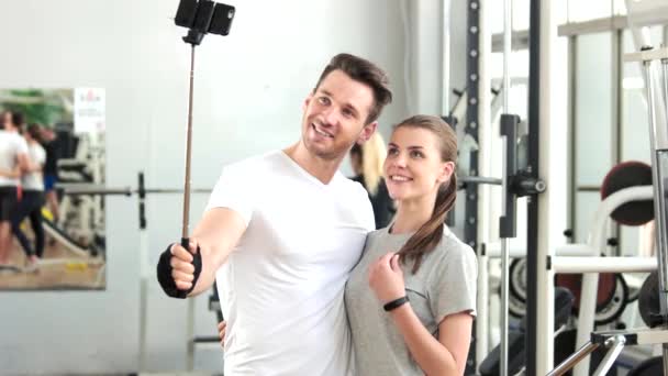Vrolijke paar nemen selfie op sportschool. - Video