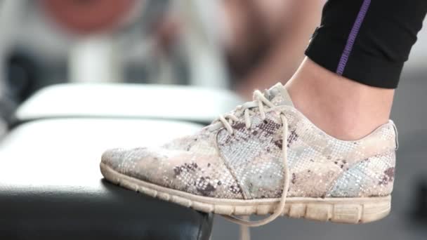 Close up donna legatura scarpe sportive
. - Filmati, video