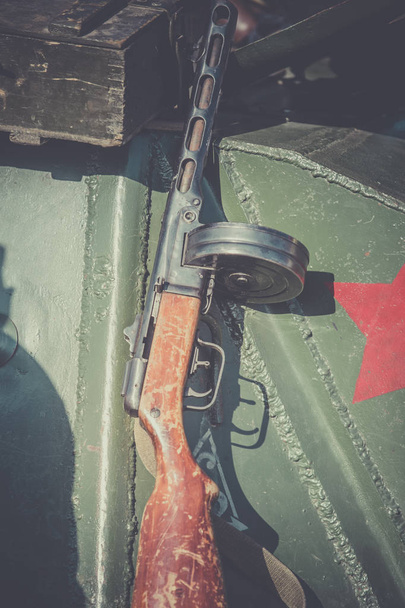 Pistolet maszynowy Szpagin, Ppsh zostały opierane pancerz czołgu, jako ilustrację do wydarzeń II wojny światowej - Zdjęcie, obraz