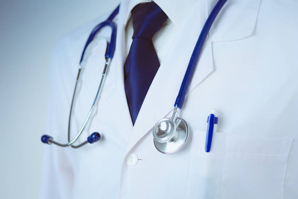 Lekarz medycyny z stetoskopem stojącym w biurze - Zdjęcie, obraz