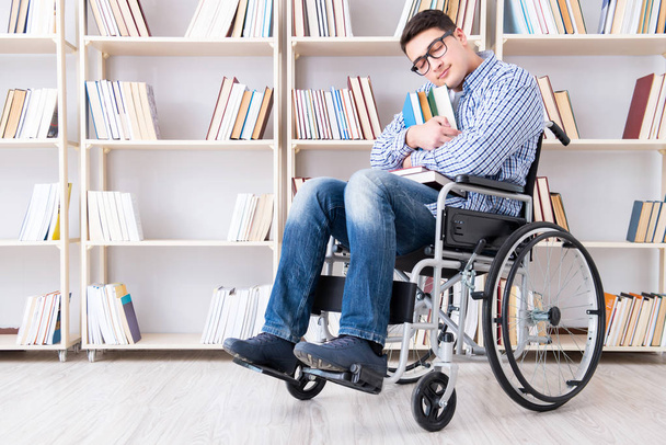Disabled student studying in the library - Foto, immagini