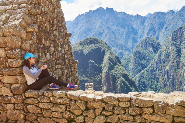 Kobieta siedzieć w Machu Picchu - Zdjęcie, obraz