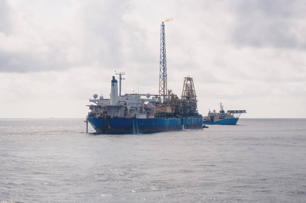 operaciones de DP de posicionamiento dinámico cerca del petrolero FPSO. Trabajo de flota de suministro
 - Foto, Imagen