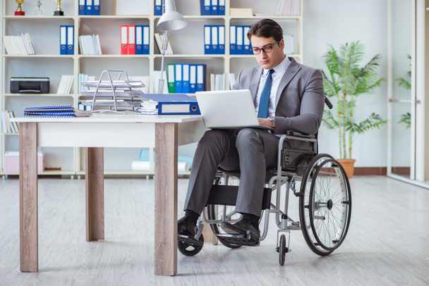 Disabled businessman working in the office - Photo, Image