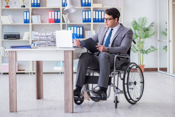 Empresario discapacitado que trabaja en la oficina - Foto, Imagen