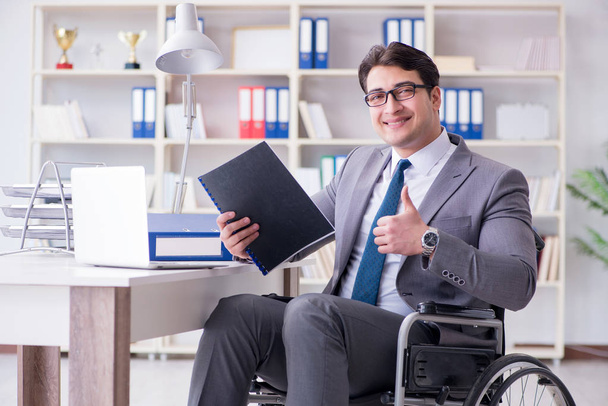 Disabled businessman working in the office - Φωτογραφία, εικόνα