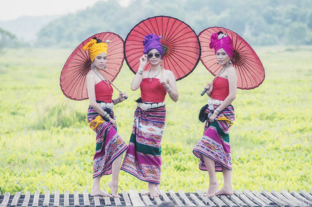 Thai Woman In Costume Tradizionale con ombrello (stile cultura thai) all'aperto. Tailandia. - Foto, immagini