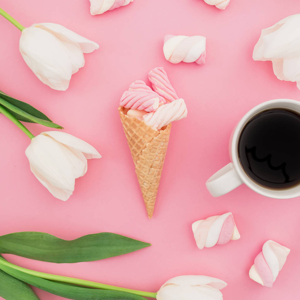 Pohled shora krásný bílý Tulipán květy s zmrzliny a kávy šálek na růžovém pozadí - Fotografie, Obrázek