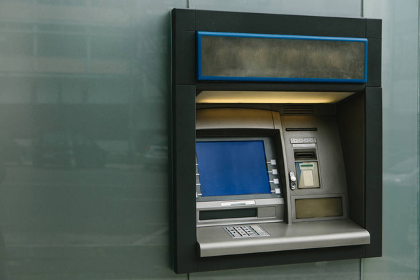 Nowoczesny bankomat uliczny do wypłat pieniędzy i innych transakcji finansowych - Zdjęcie, obraz