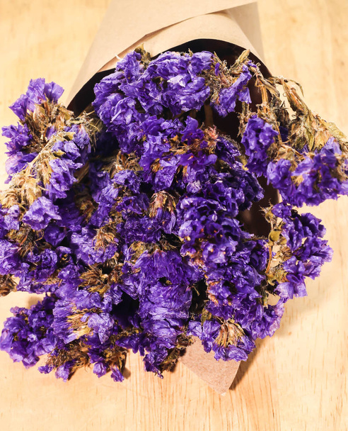 Primo piano di bouquet viola statice fiore secco su sfondo bianco
 - Foto, immagini