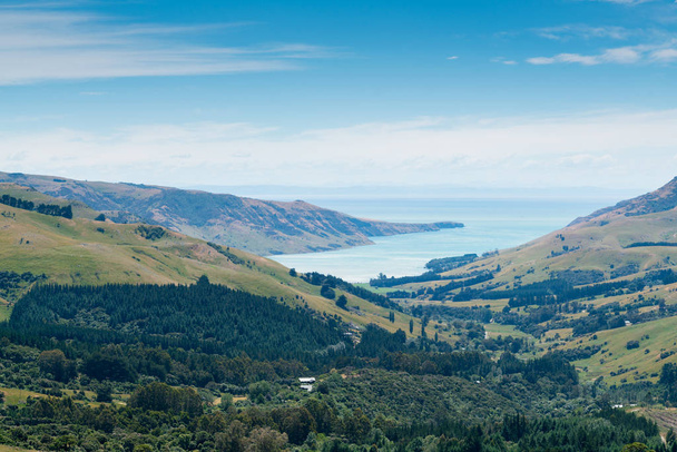 Υψηλή προβολή από το Akaroa λιμάνι και τα βουνά στο φόντο φυσικό τοπίο τράπεζες χερσόνησο, τη Νέα Ζηλανδία ανατολική ακτή - Φωτογραφία, εικόνα