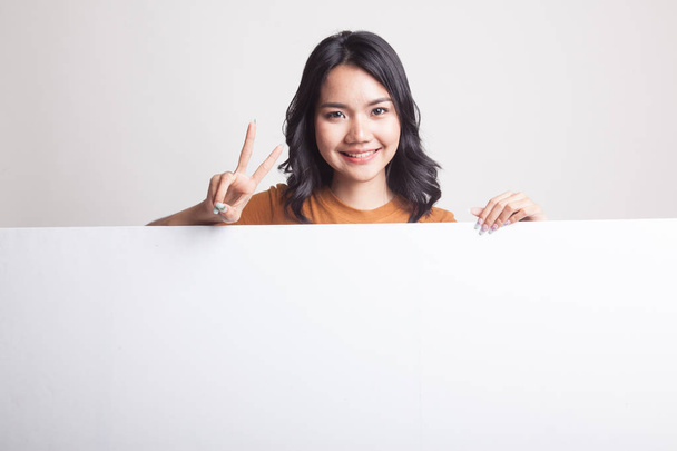 Young Asian woman show victory sign with blank sign. - 写真・画像
