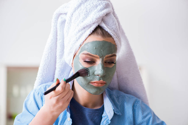 Femme appliquant masque en argile avec brosse à la maison - Photo, image