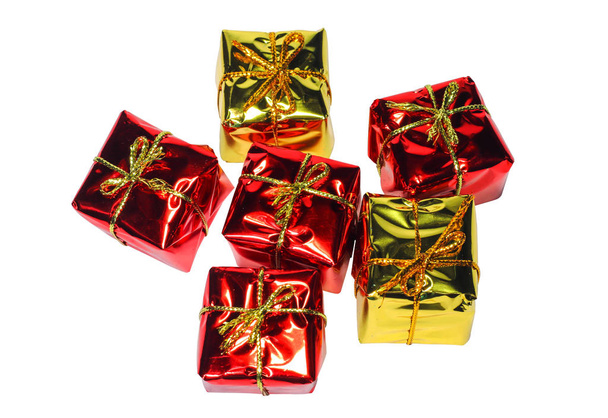 Closeup Uspořádání krásné dárkové krabice vánoční dekorace na bílém pozadí - Fotografie, Obrázek